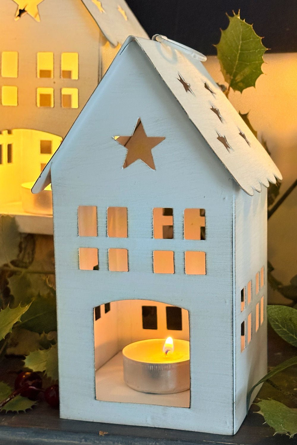 Detalle Casa Decorativa Metálica Pintada A Mano Mediana Cristina Oria 