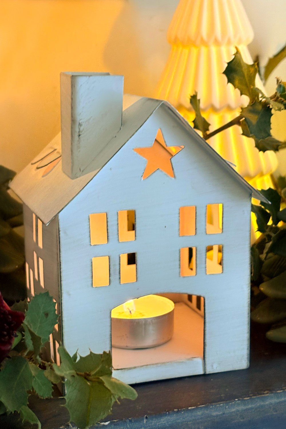 Detalle Casa Decorativa Metálica Pintada A Mano Pequeña Cristina Oria 