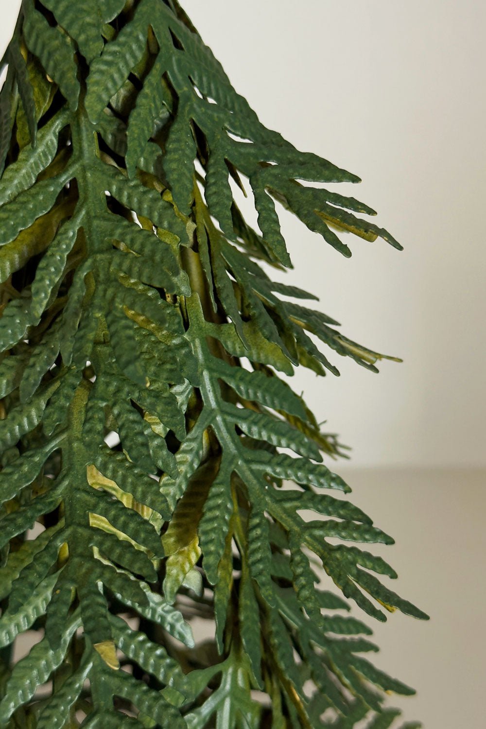 Árbol Decorativo De Metal Verde Con Textura De Hojas