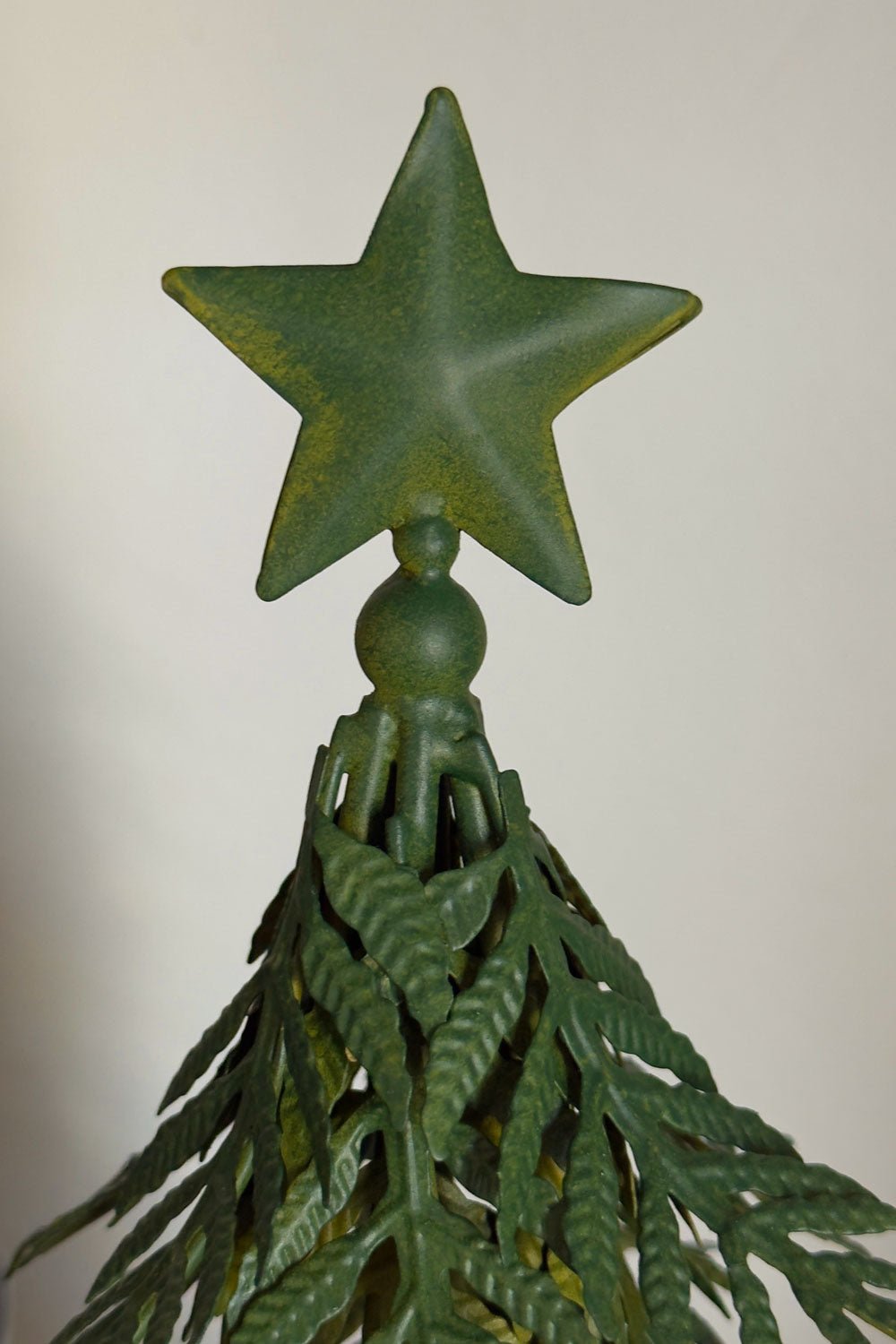 Árbol Decorativo De Metal Verde Con Textura De Hojas