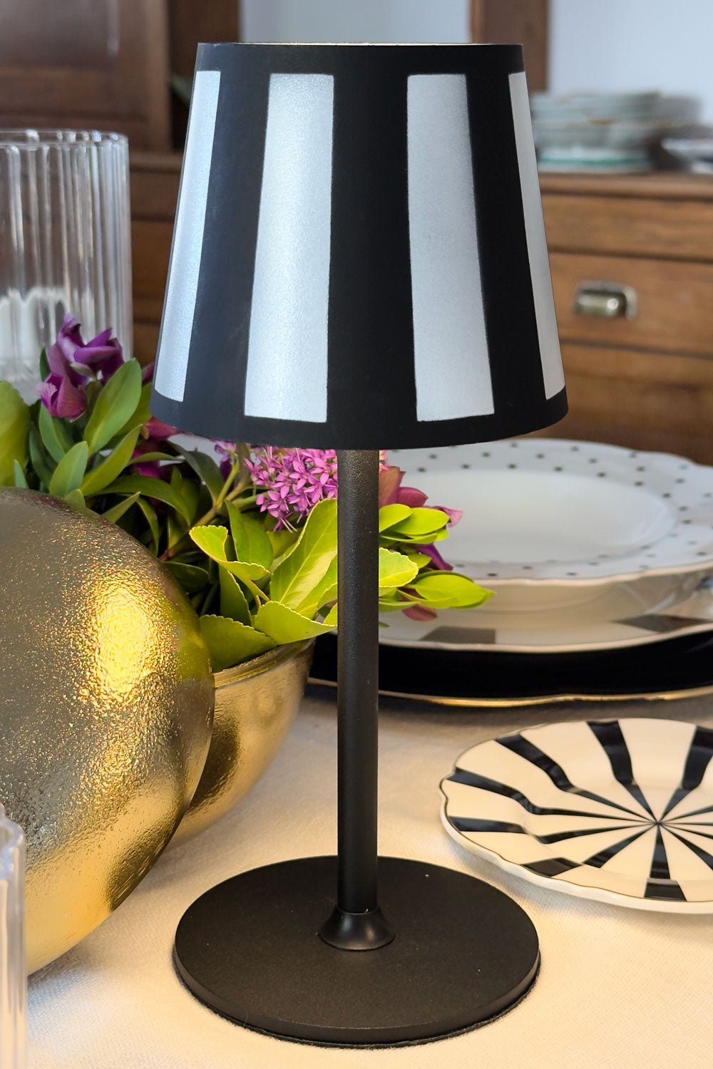 Detalle Lámpara Led Táctil Blanca Y Negra Cristina Oria 