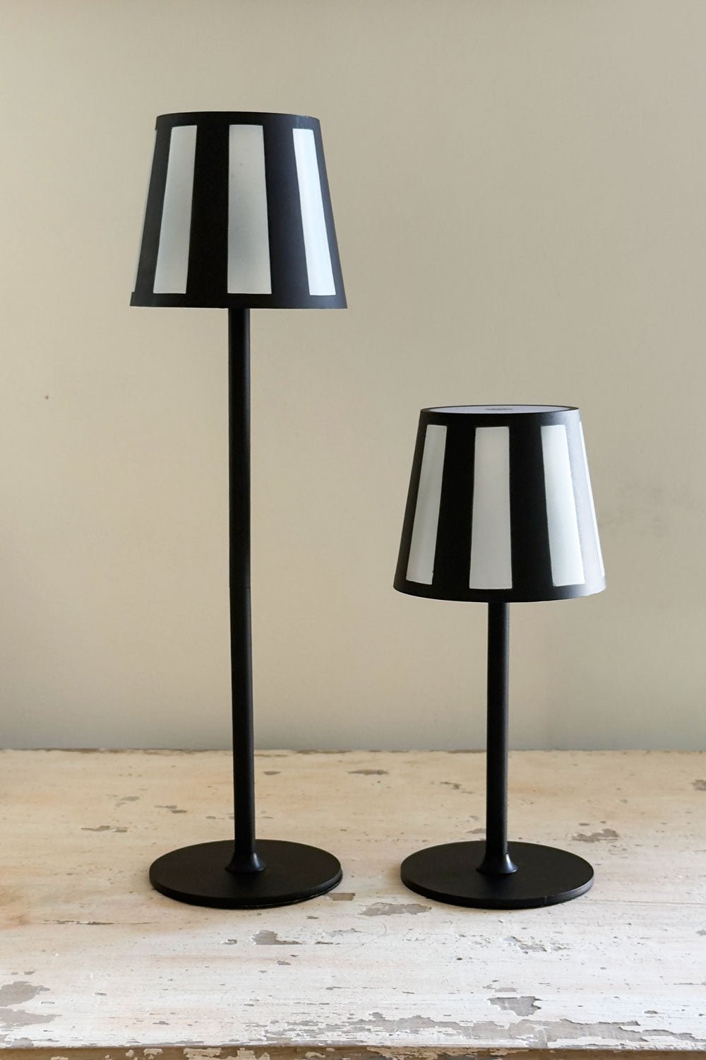 Detalle Alturas Lámpara Led Táctil Blanca Y Negra Cristina Oria 