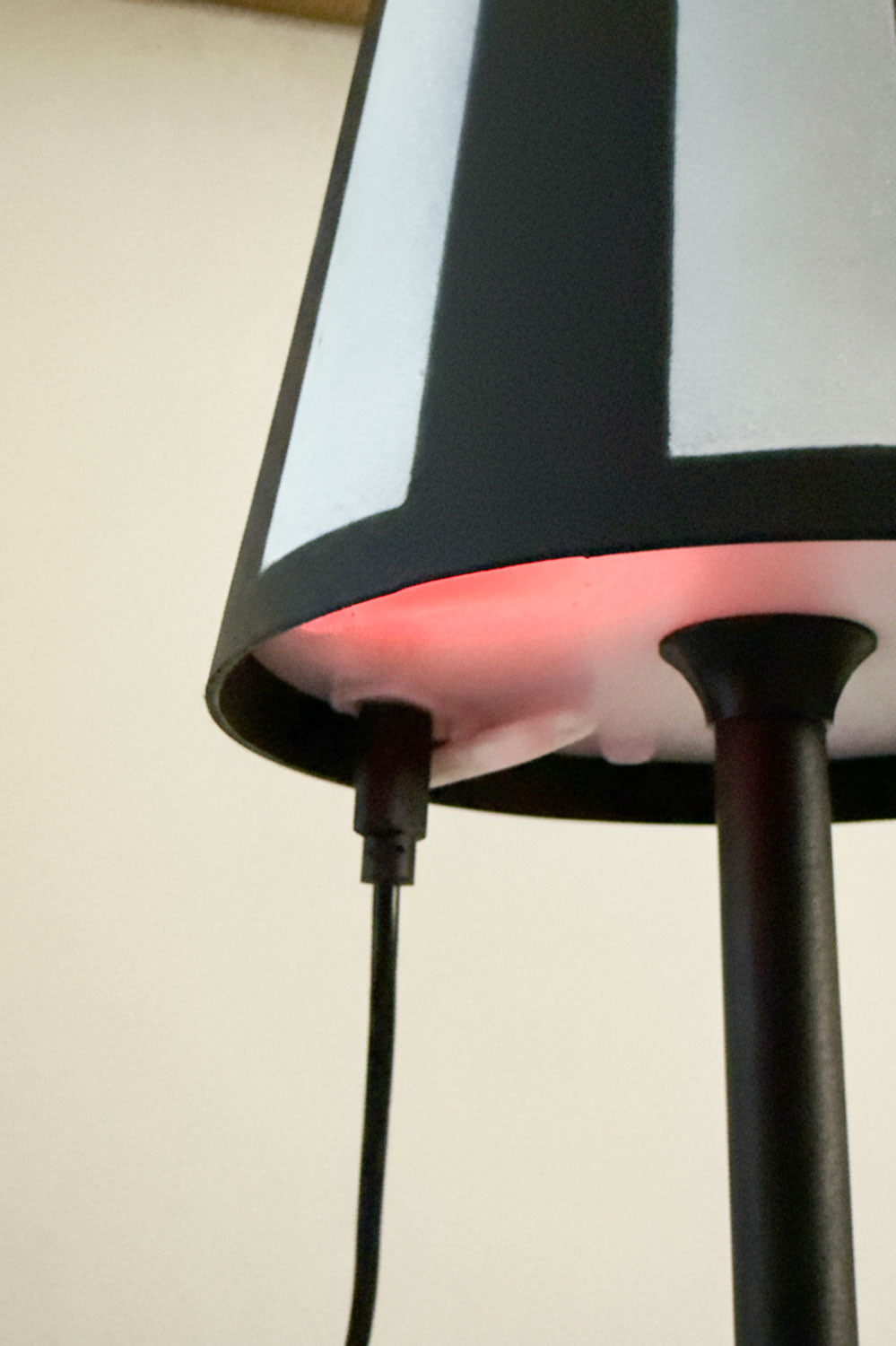 Detalle Carga Lámpara Led Táctil Blanca Y Negra Cristina Oria 