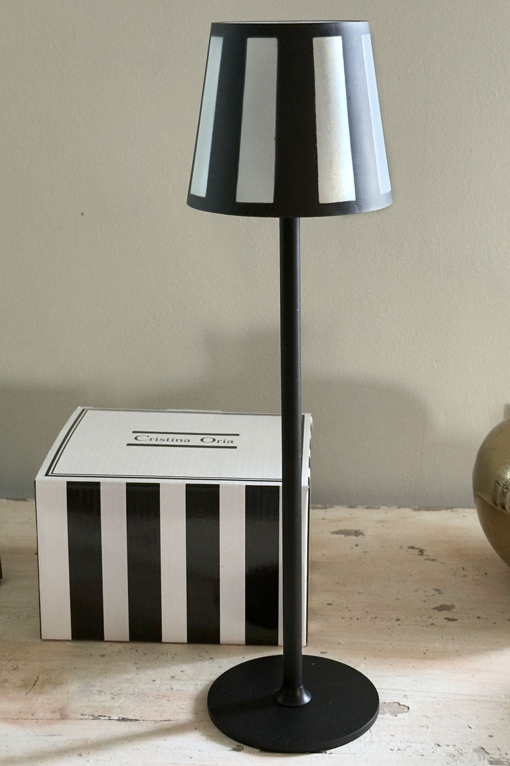 Detalle Caja Lámpara Led Táctil Blanca Y Negra Cristina Oria 