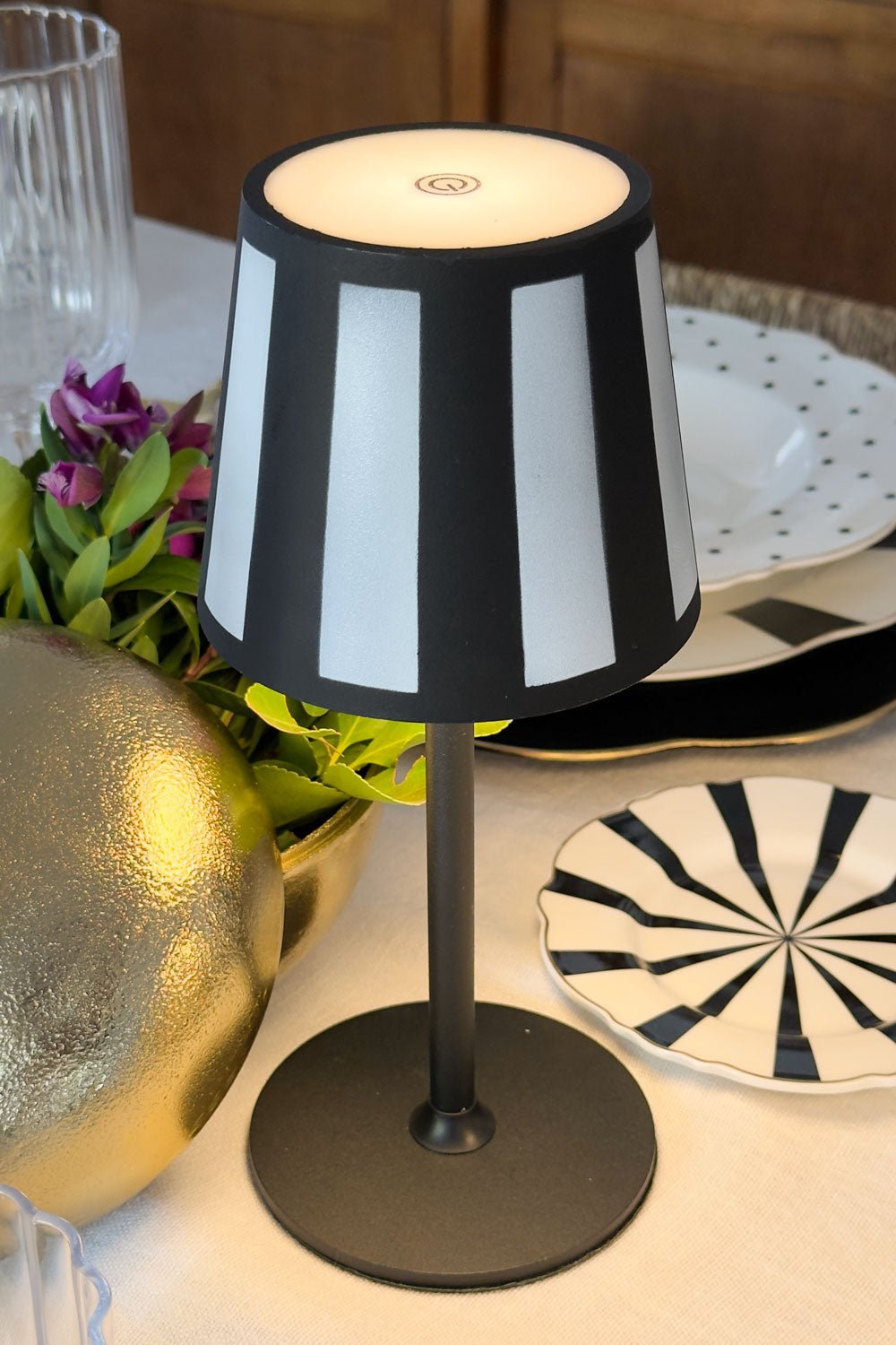 Detalle Luz  Lámpara Led Táctil Blanca Y Negra Cristina Oria 