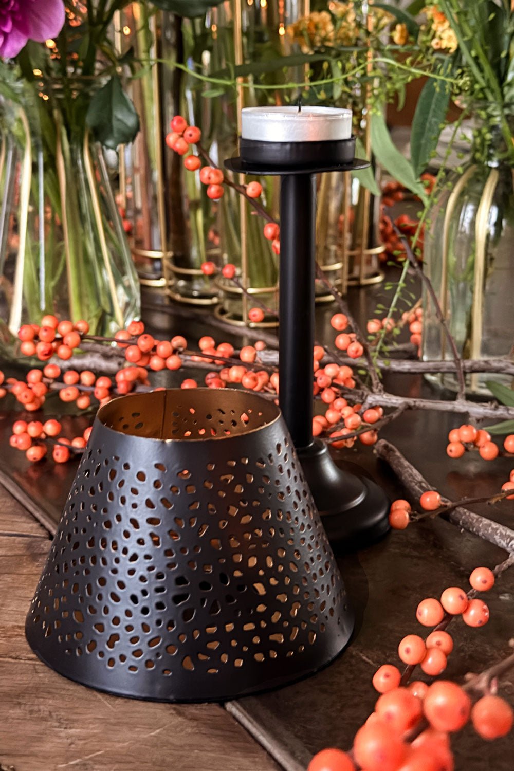 Detalle Apagada Lámpara Para Vela Negra Y Dorada Cristina Oria 