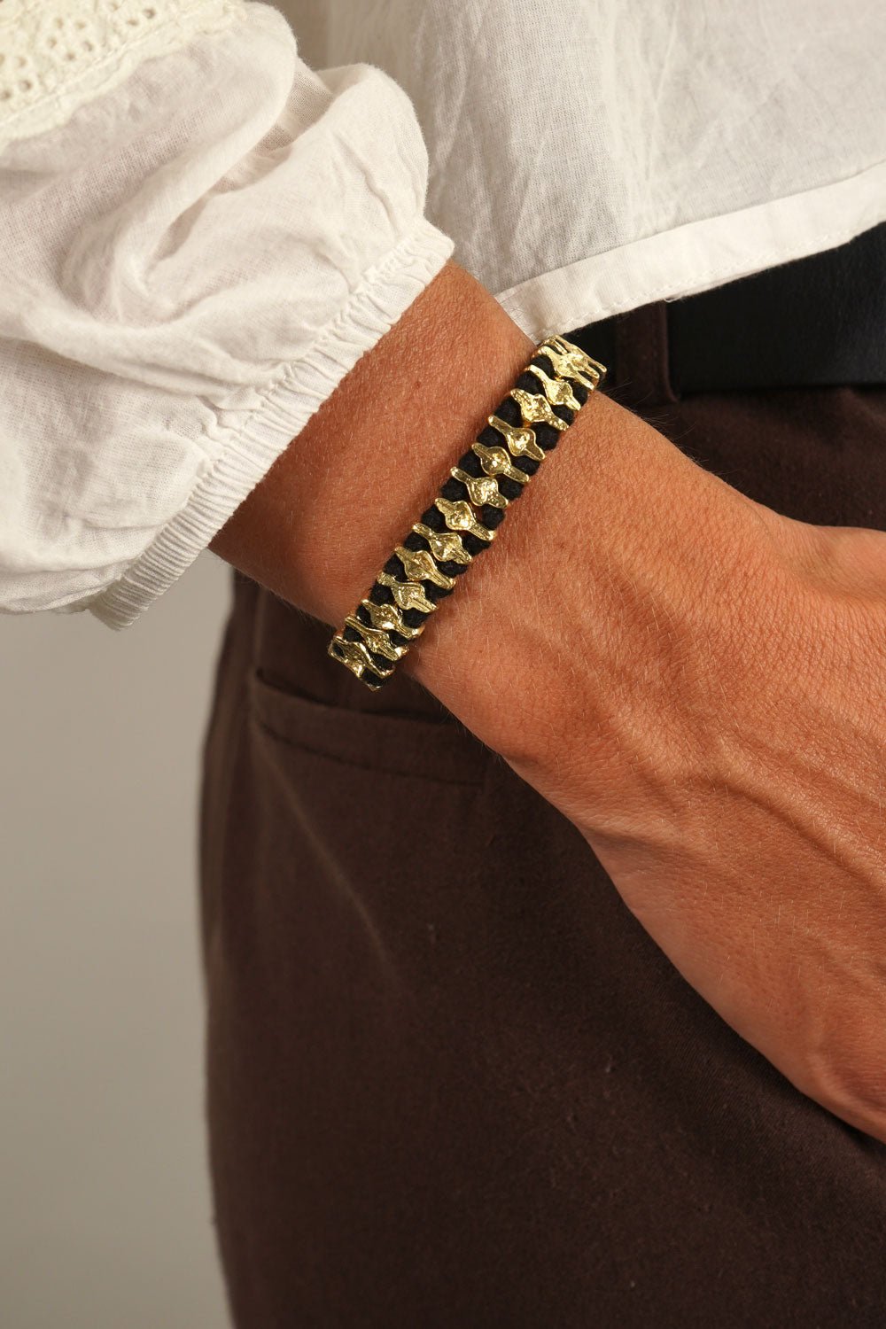 Detalle Pulsera Dorada y Negra Ajustable Cristina Oria 
