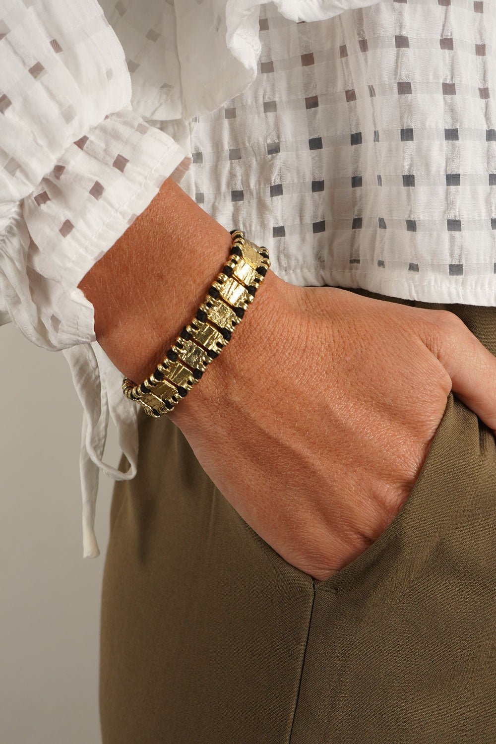 Detalle Pulsera Dorada y Negra Con Eslabones Cristina Oria 