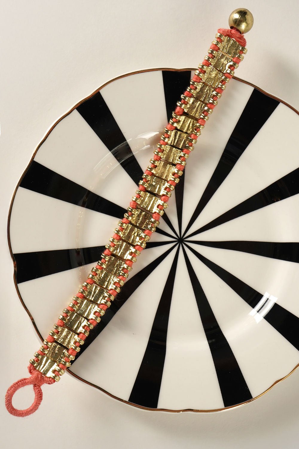 Detalle Vajilla Pulsera Dorada y Coral Con Eslabones Cristina Oria 