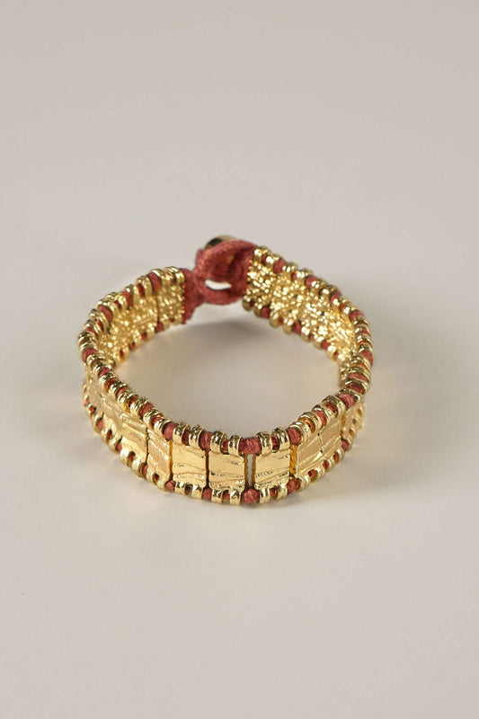Detalle Cerrada Pulsera Dorada y Coral Con Eslabones Cristina Oria 