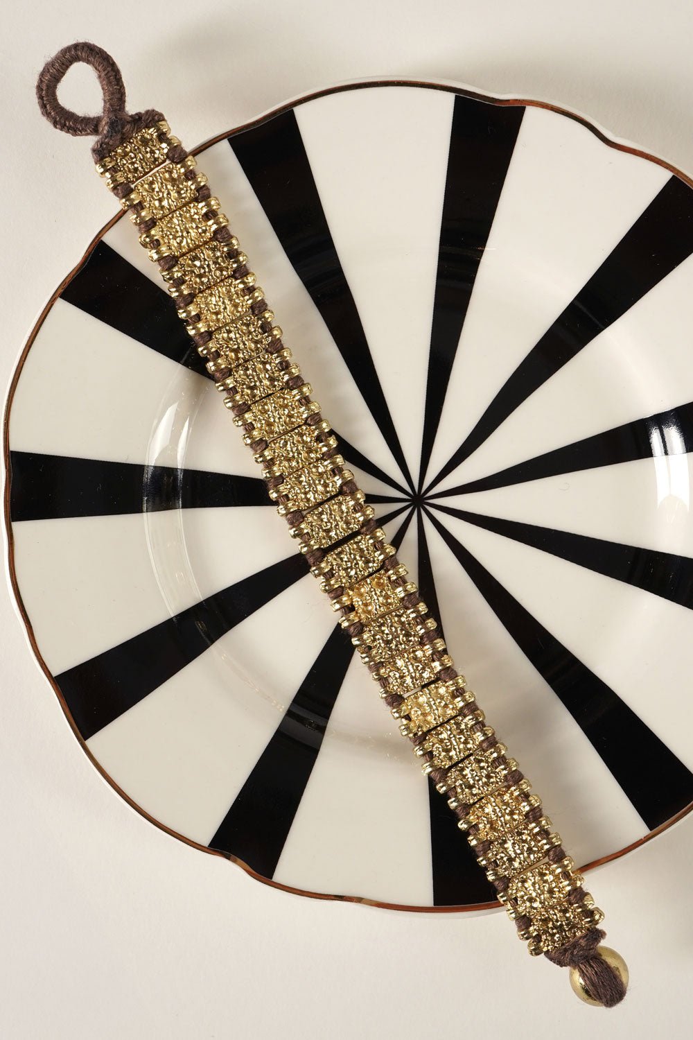 Detalle Vajilla Pulsera Dorada y Marrón Con Eslabones Cristina Oria 