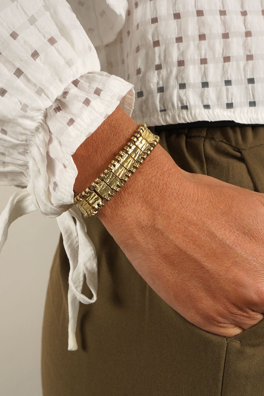 Detalle Pulsera Dorada y Marrón Con Eslabones Cristina Oria 
