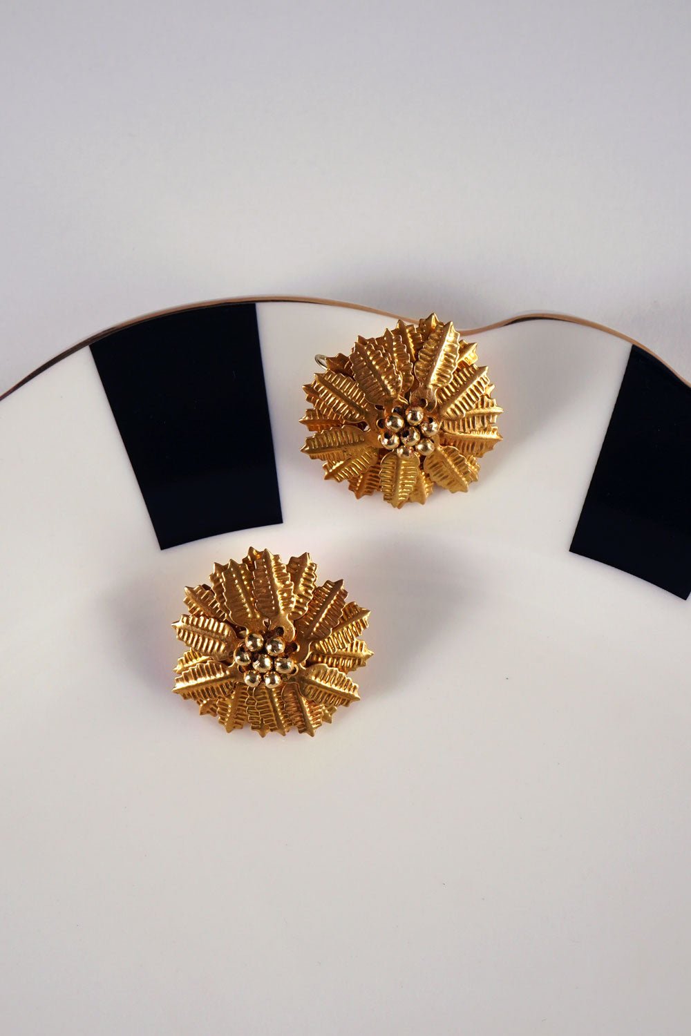 Detalle Vajilla Pendientes Dorados Con Diseño De Flores Cristina Oria 