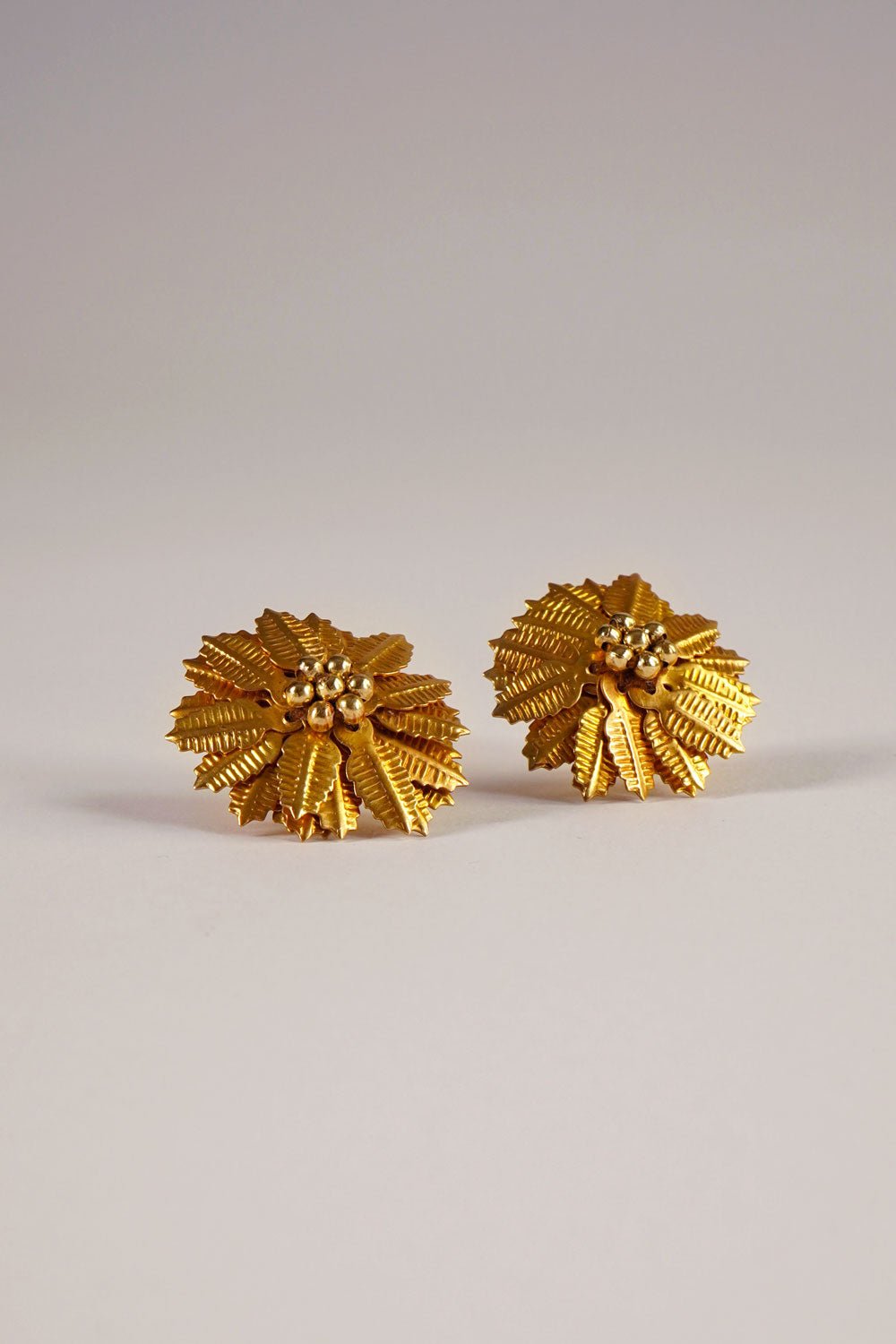 Pendientes Dorados Con Diseño De Flores Cristina Oria 