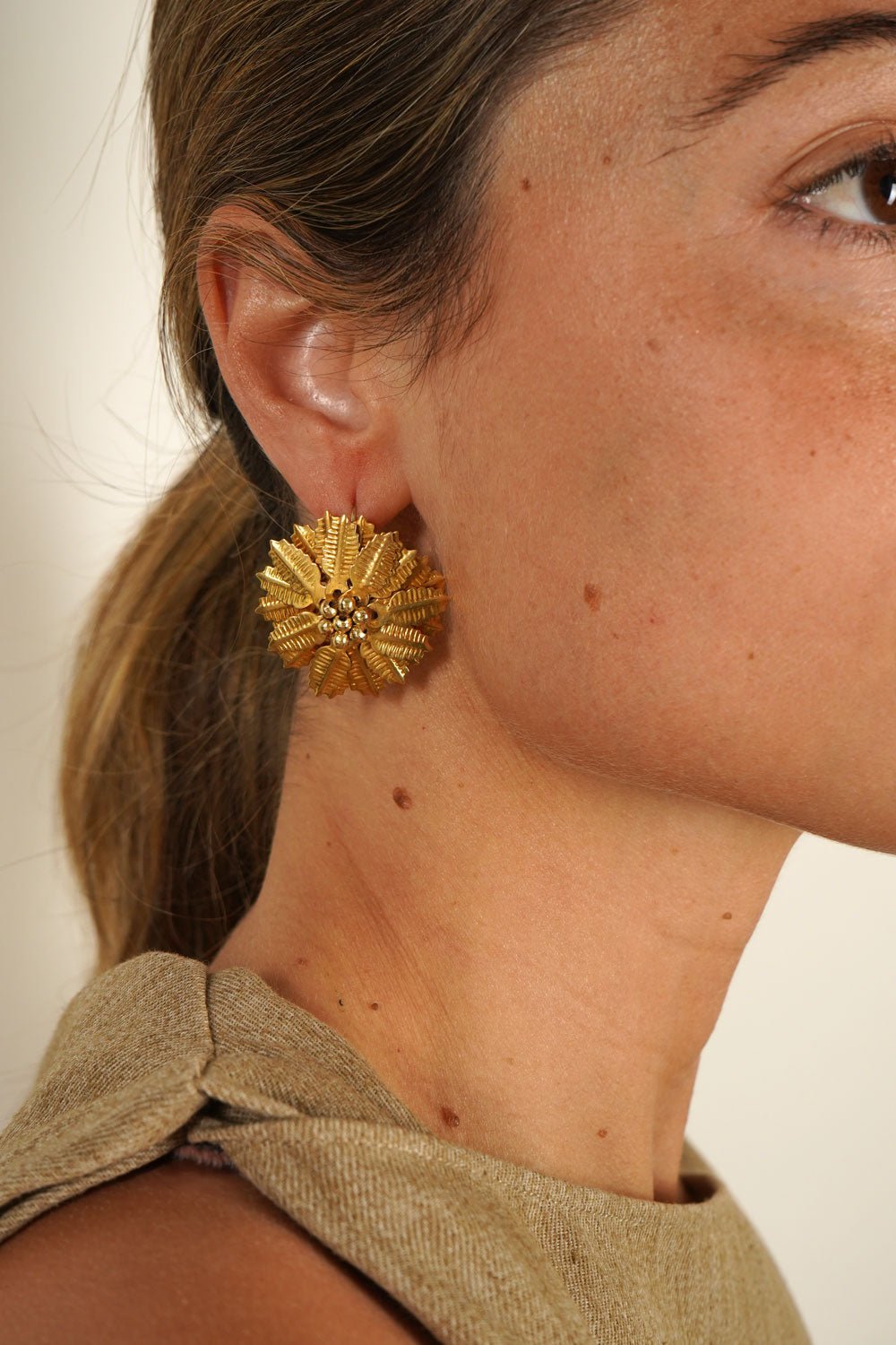 Detalle Pendientes Dorados Con Diseño De Flores Cristina Oria 