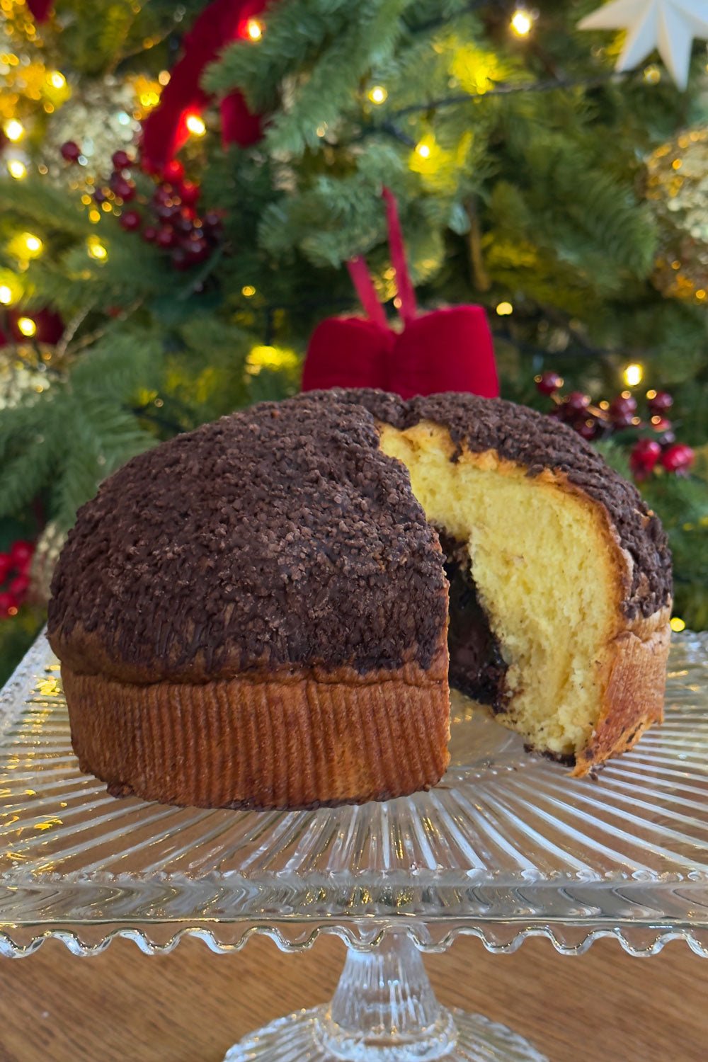 Detalle Panettone Relleno De Crema De Avellanas Y Cacao Y Cubierto Con Chocolate 500 g Cristina Oria 