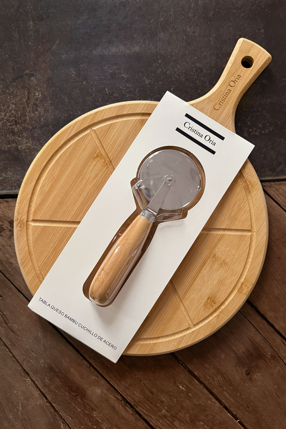 Detalle Cortador Tabla De Bambú Especial Para Pizza Cristina Oria 