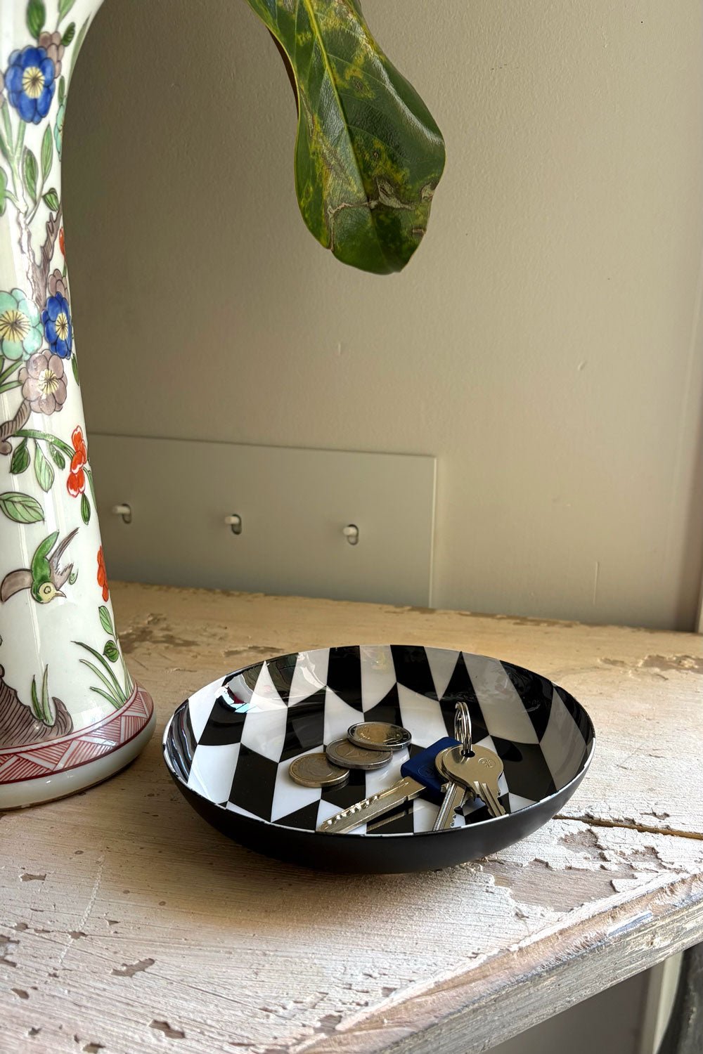 Detalle Bandeja Redonda Blanca Y Negra Cristina Oria 