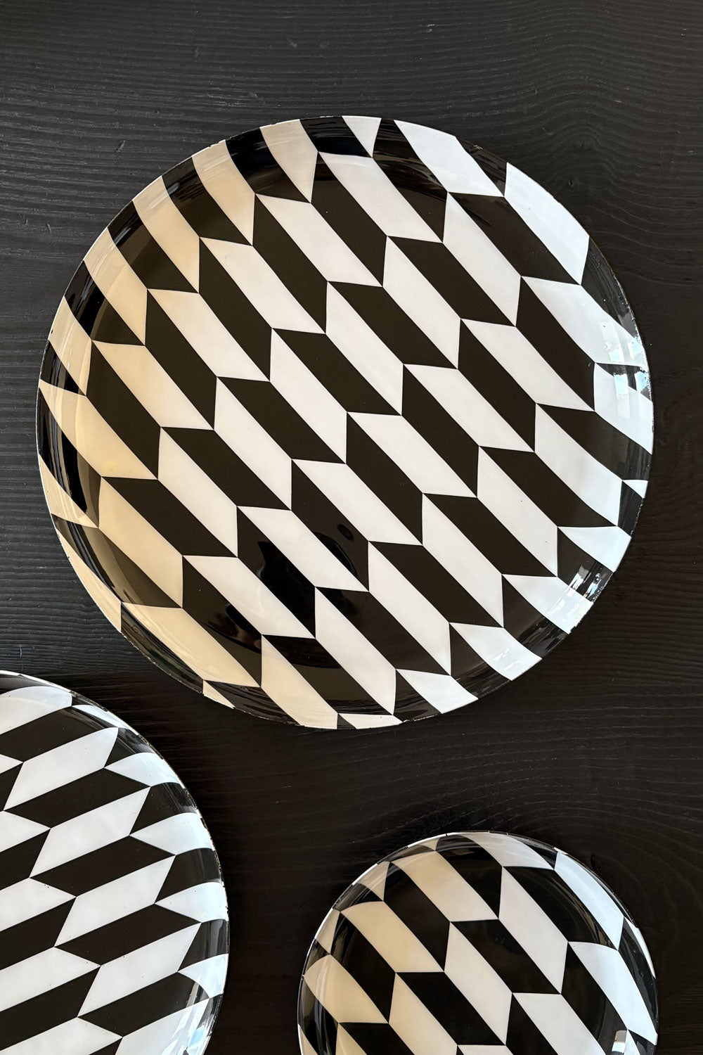 Detalle Bandeja Redonda Blanca Y Negra Grande Cristina Oria 