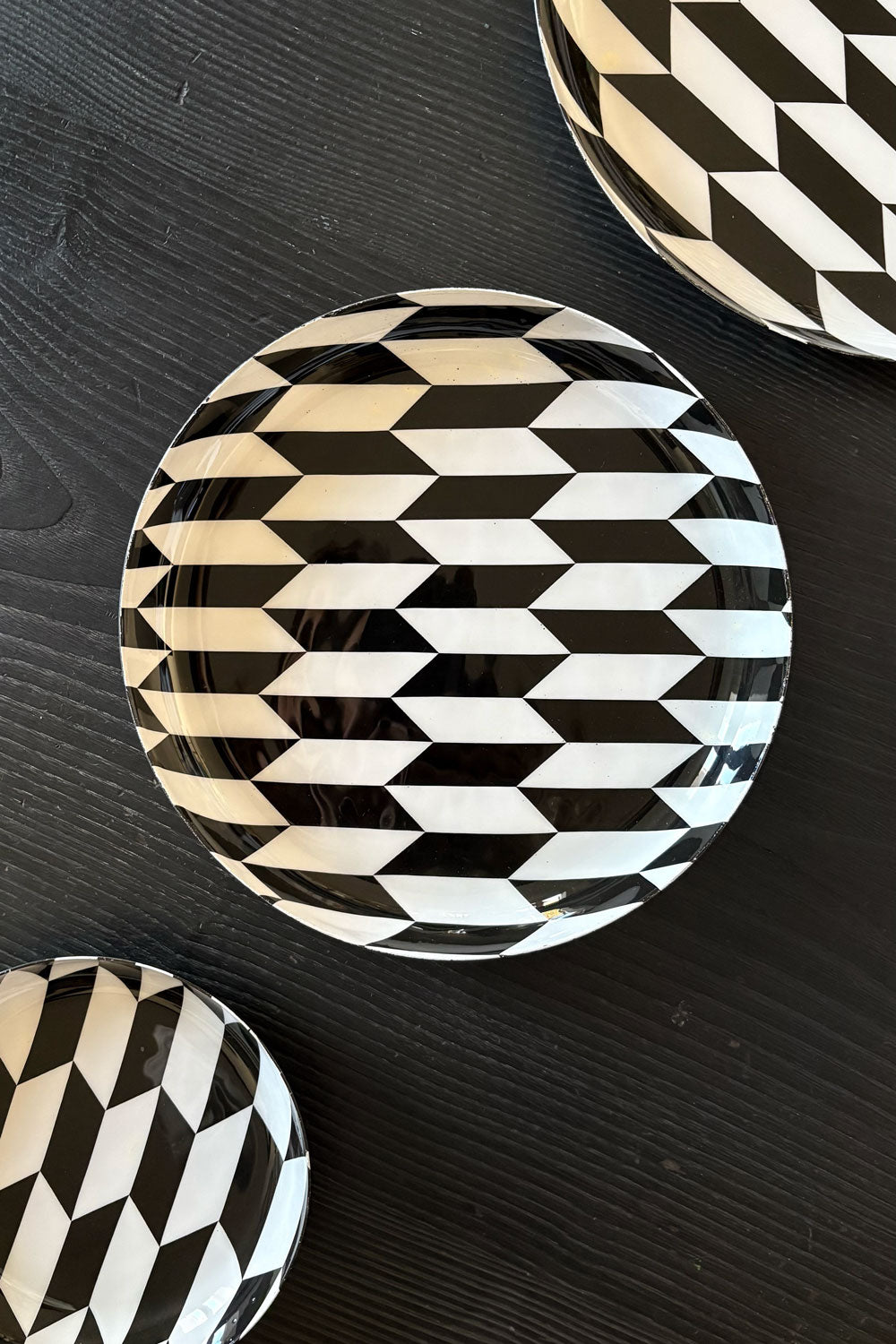 Detalle Bandeja Redonda Blanca Y Negra Mediana Cristina Oria 