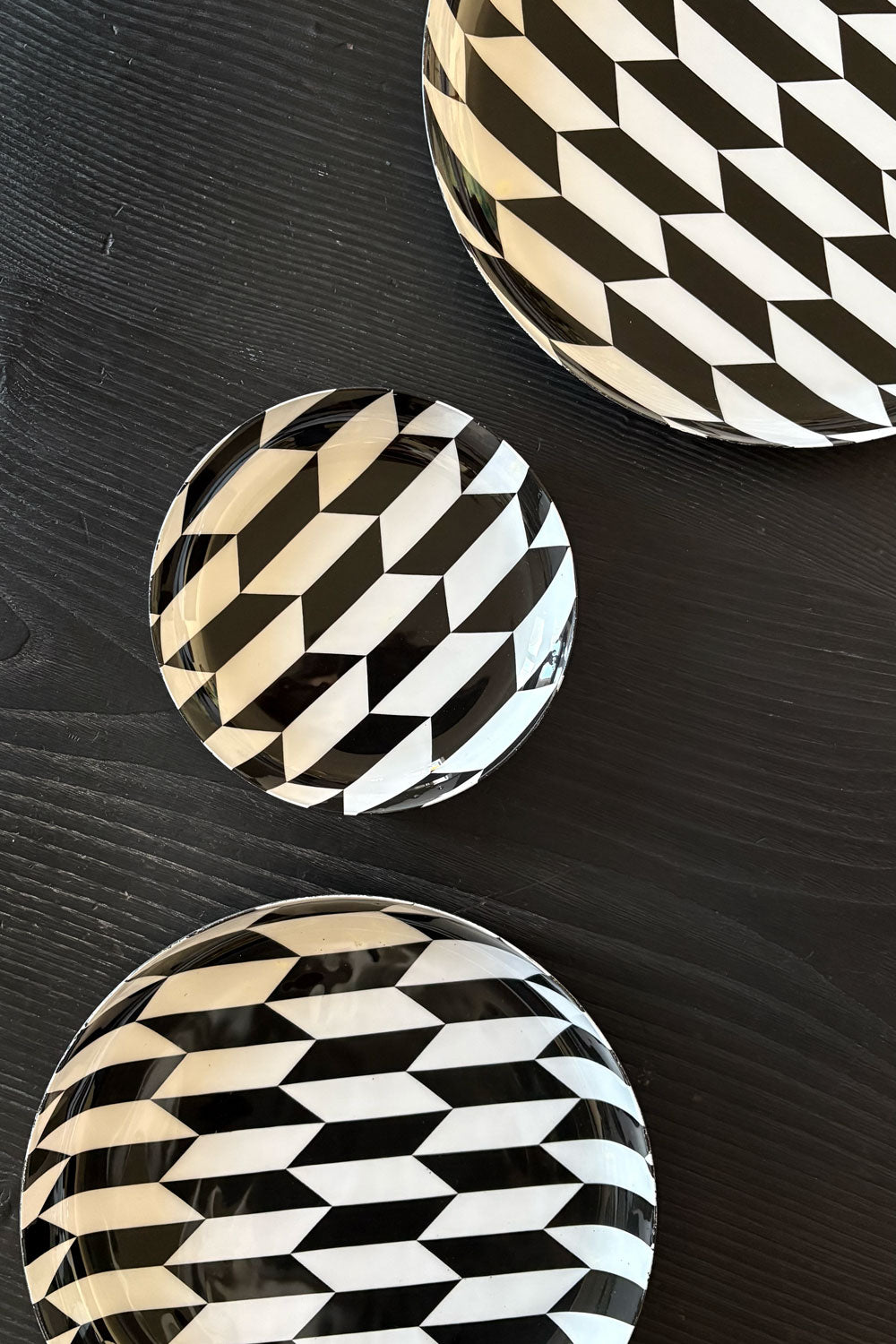 Detalle Bandeja Redonda Blanca Y Negra Pequeña Cristina Oria 