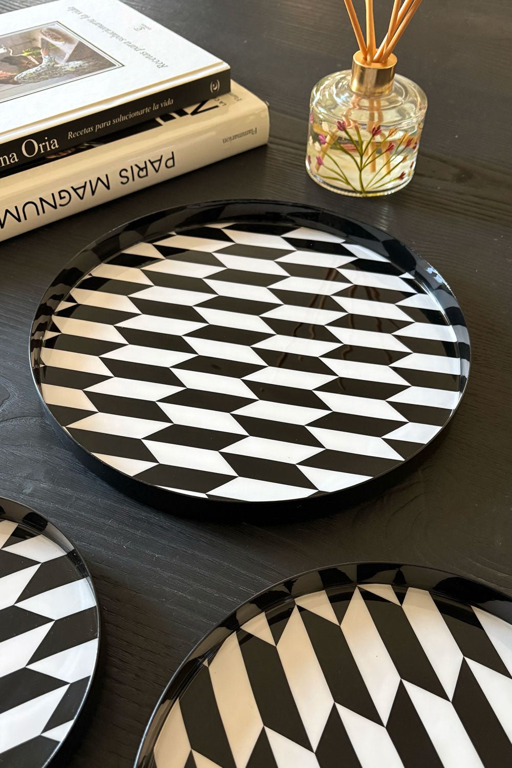 Bandeja Redonda Blanca Y Negra Con Borde Negro Grande Cristina Oria 