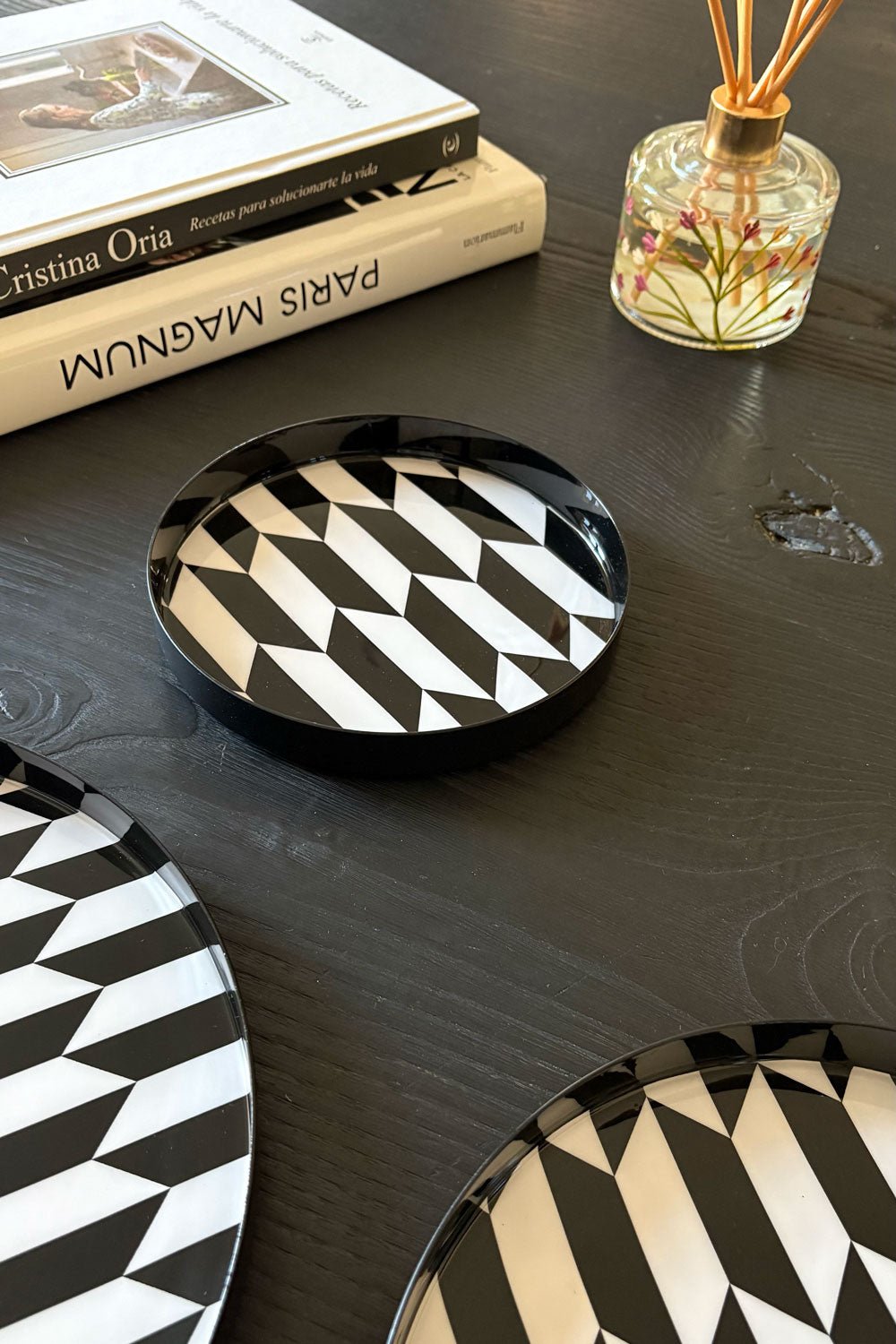 Bandeja Redonda Blanca Y Negra Con Borde Negro Pequeña Cristina Oria 