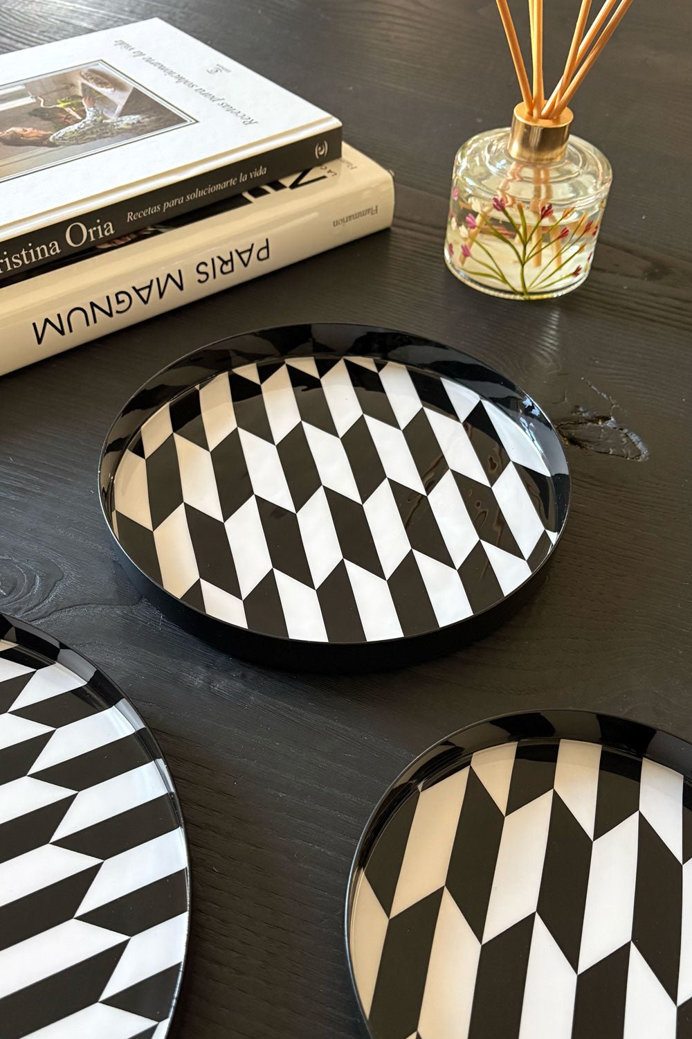 Bandeja Redonda Blanca Y Negra Con Borde Negro Mediana Cristina Oria 