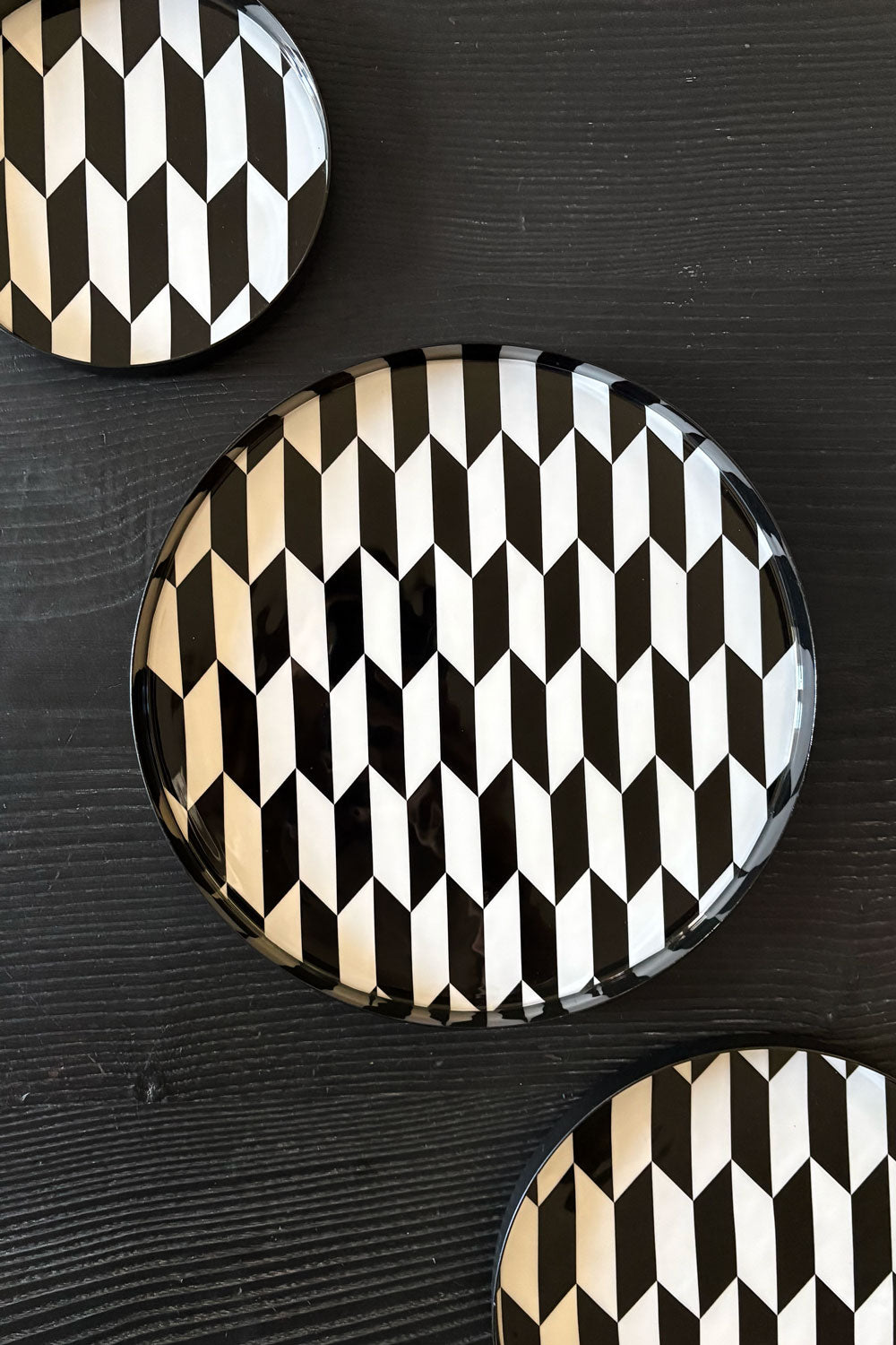 Detalle Bandeja Redonda Blanca Y Negra Con Borde Negro Grande Cristina Oria 