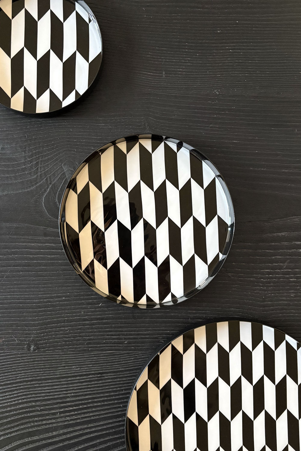 Detalle Bandeja Redonda Blanca Y Negra Con Borde Negro Mediana Cristina Oria 