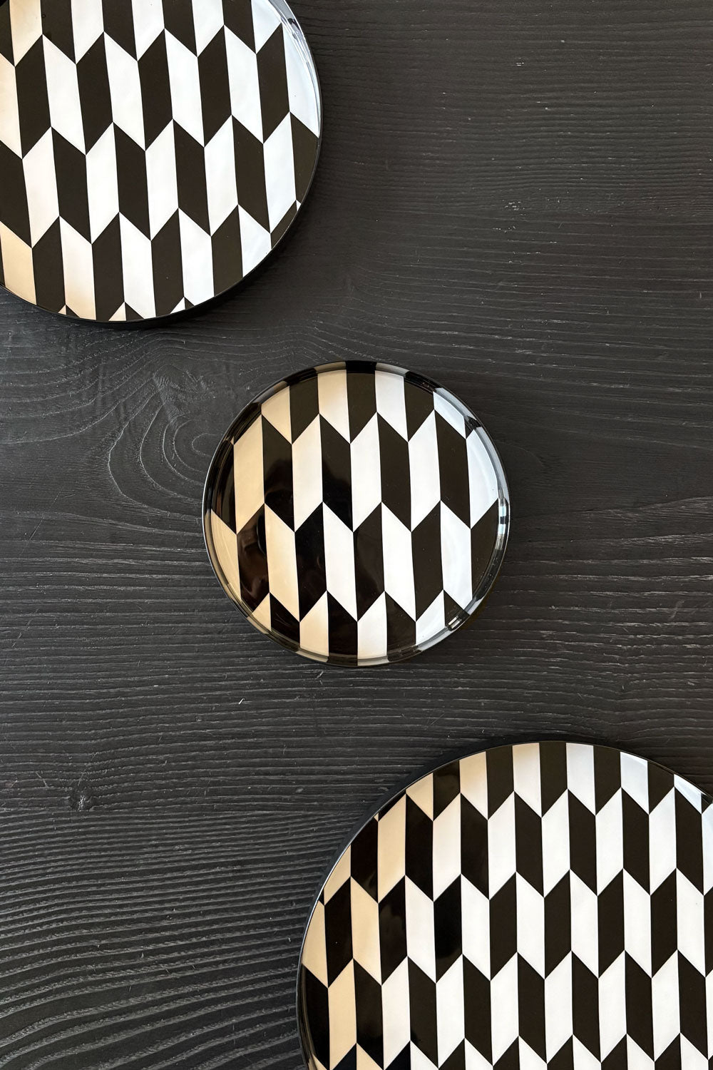 Detalle Bandeja Redonda Blanca Y Negra Con Borde Negro Pequeña Cristina Oria 