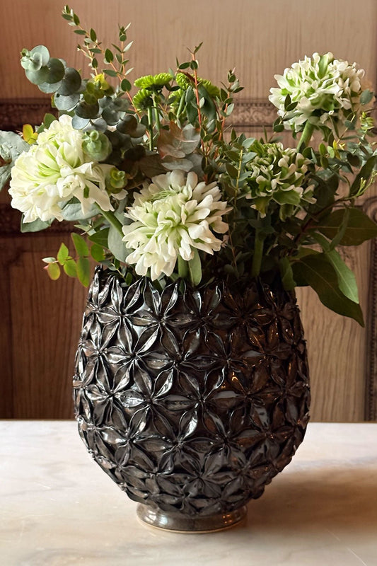 Macetero De Cerámica Marrón Con Diseño De Flores En Relieve