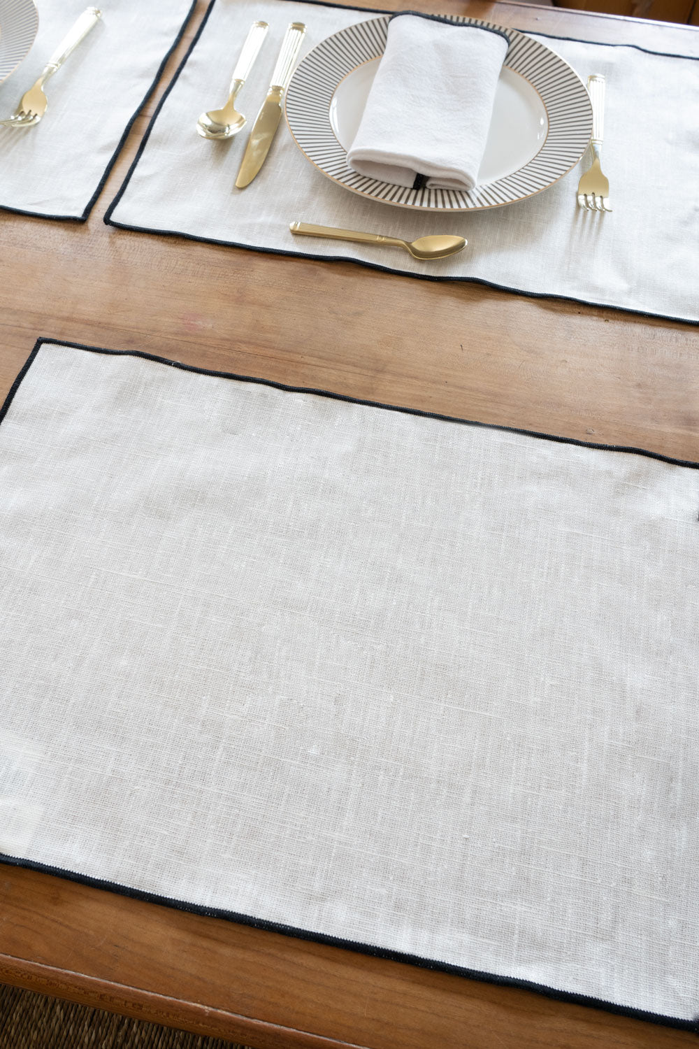 Individual Lino Impermeable Blanco Borde Negro | Textil | Cristina Oria