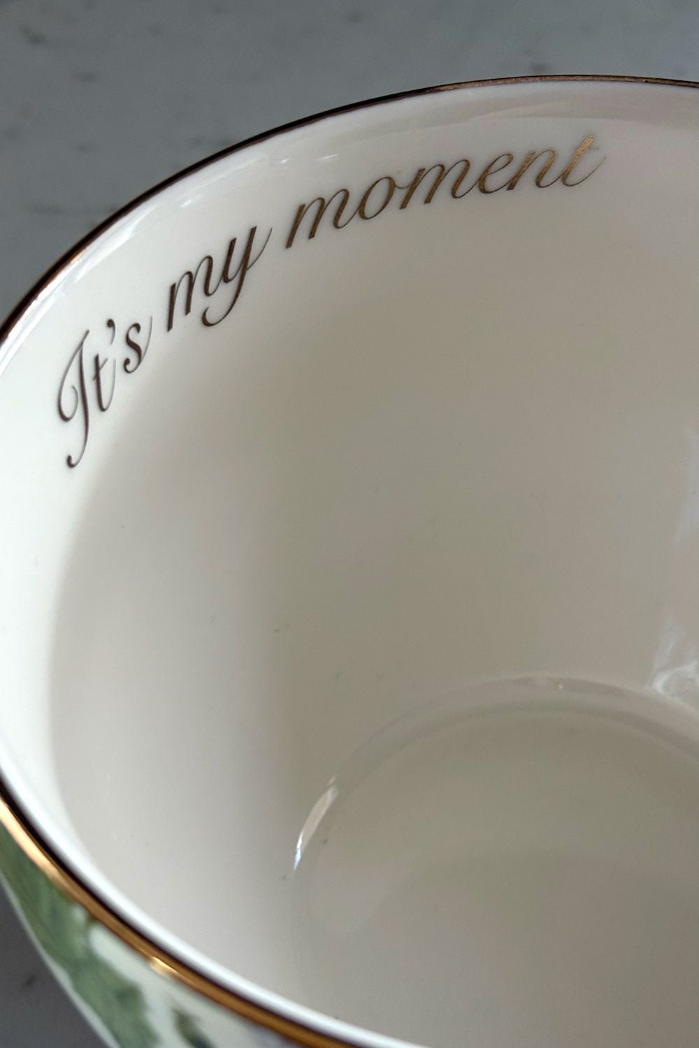 Detalle Grabado Taza Flores "It´s My Moment" Cristina Oria 