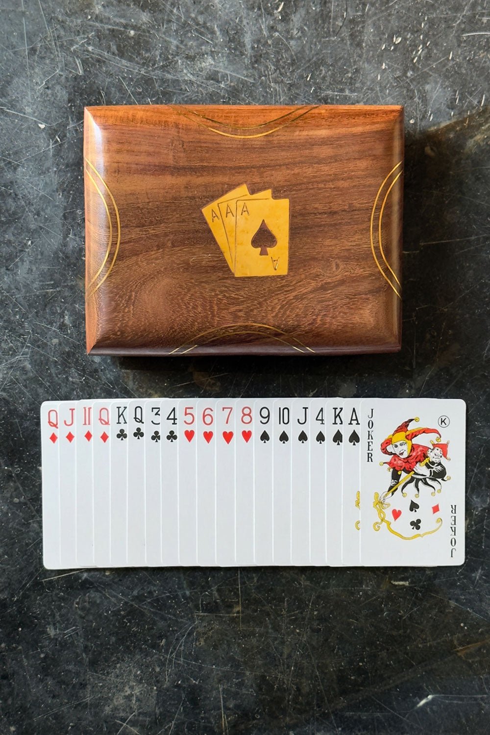 Detalle Composición Juego Set De 2 Cartas En Caja De Madera Sheesham Cristina Oria 