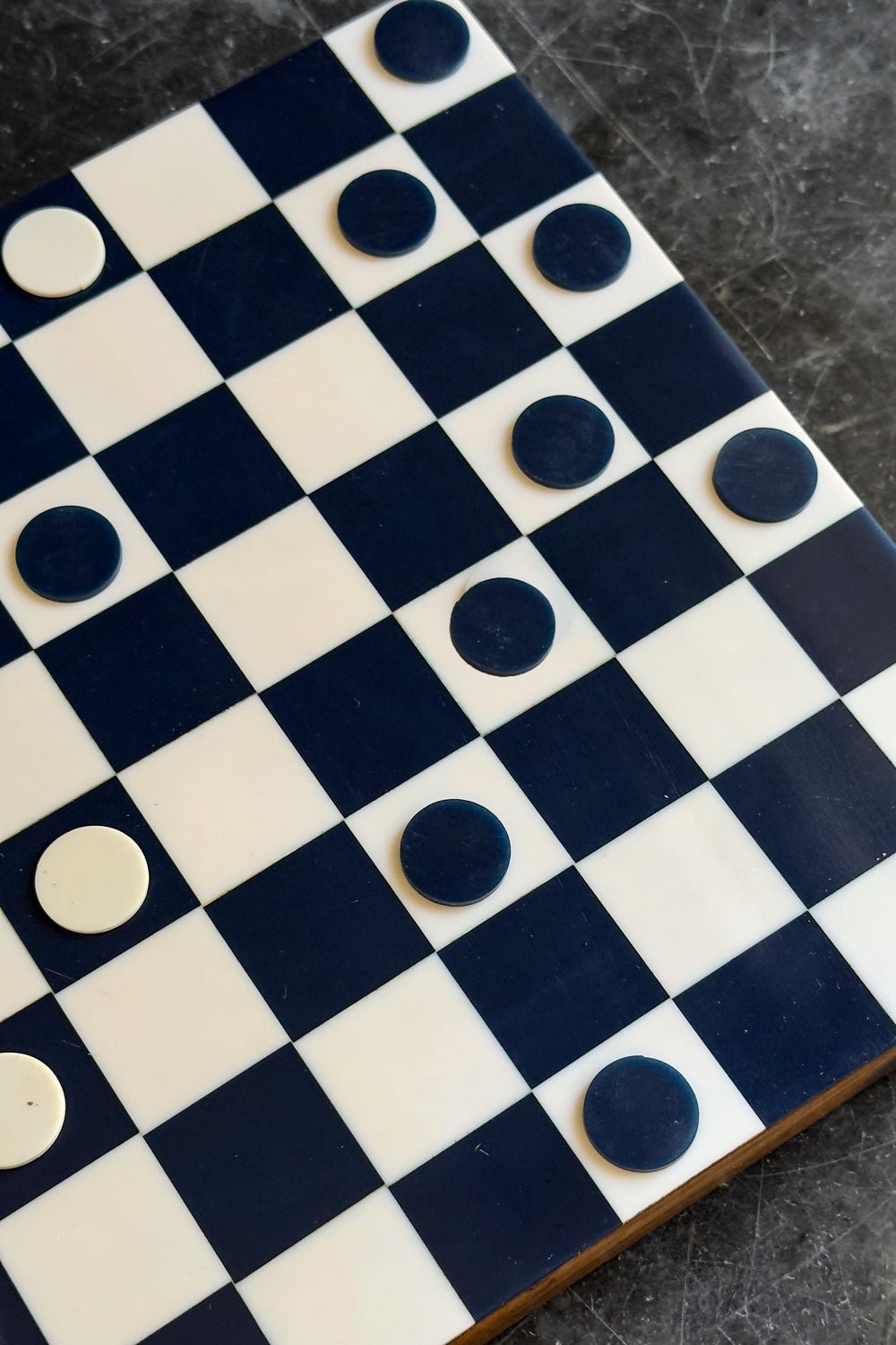 Detalles Damas De Madera Diseño Azul Marino Cristina Oria