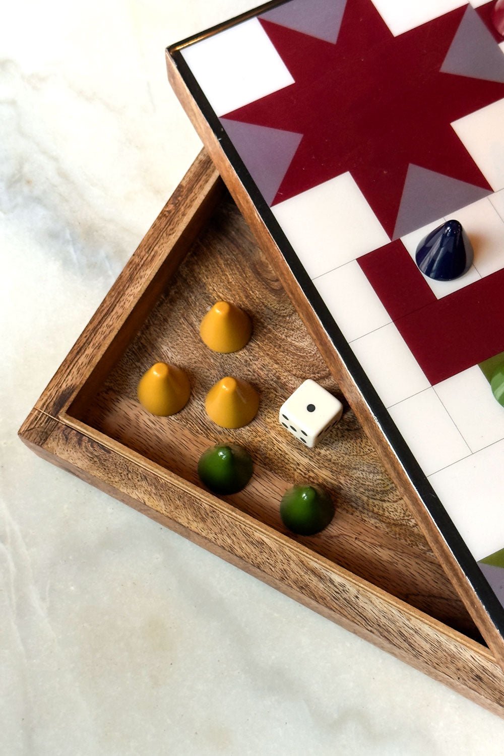 Detalle Tapa Parchís De Resina Con Efecto Laqueado Cristina Oria 