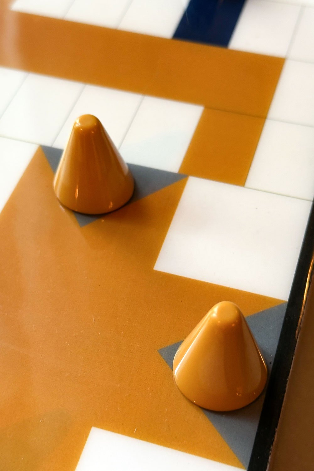 Detalle Parchís De Resina Con Efecto Laqueado Cristina Oria 