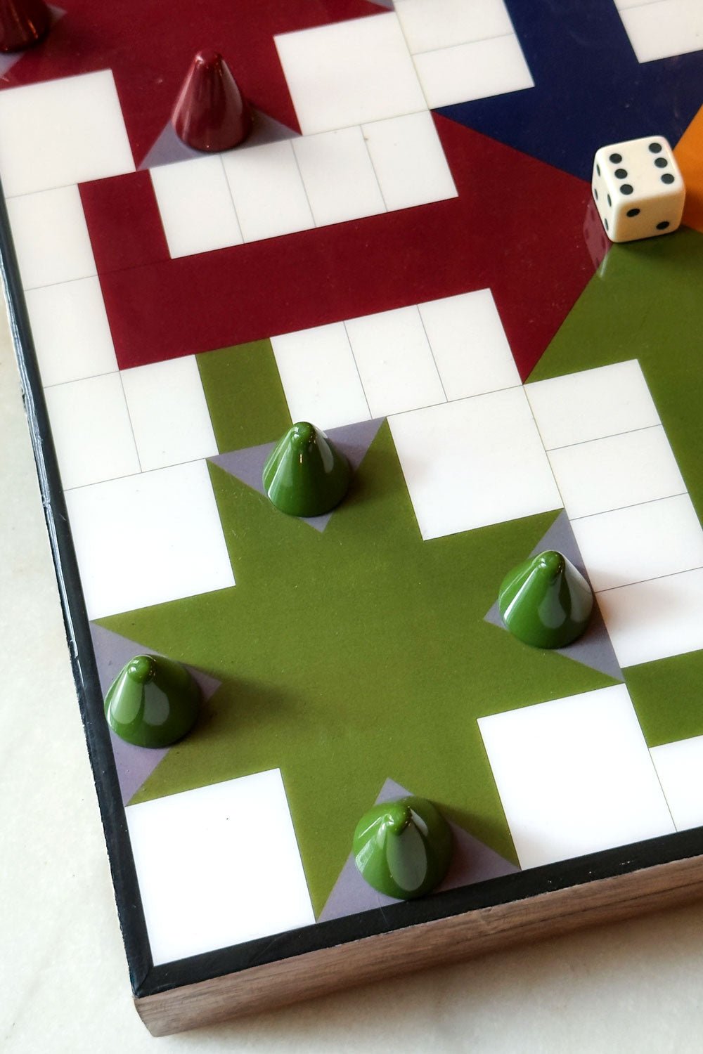 Detalle Fichas Parchís De Resina Con Efecto Laqueado Cristina Oria 