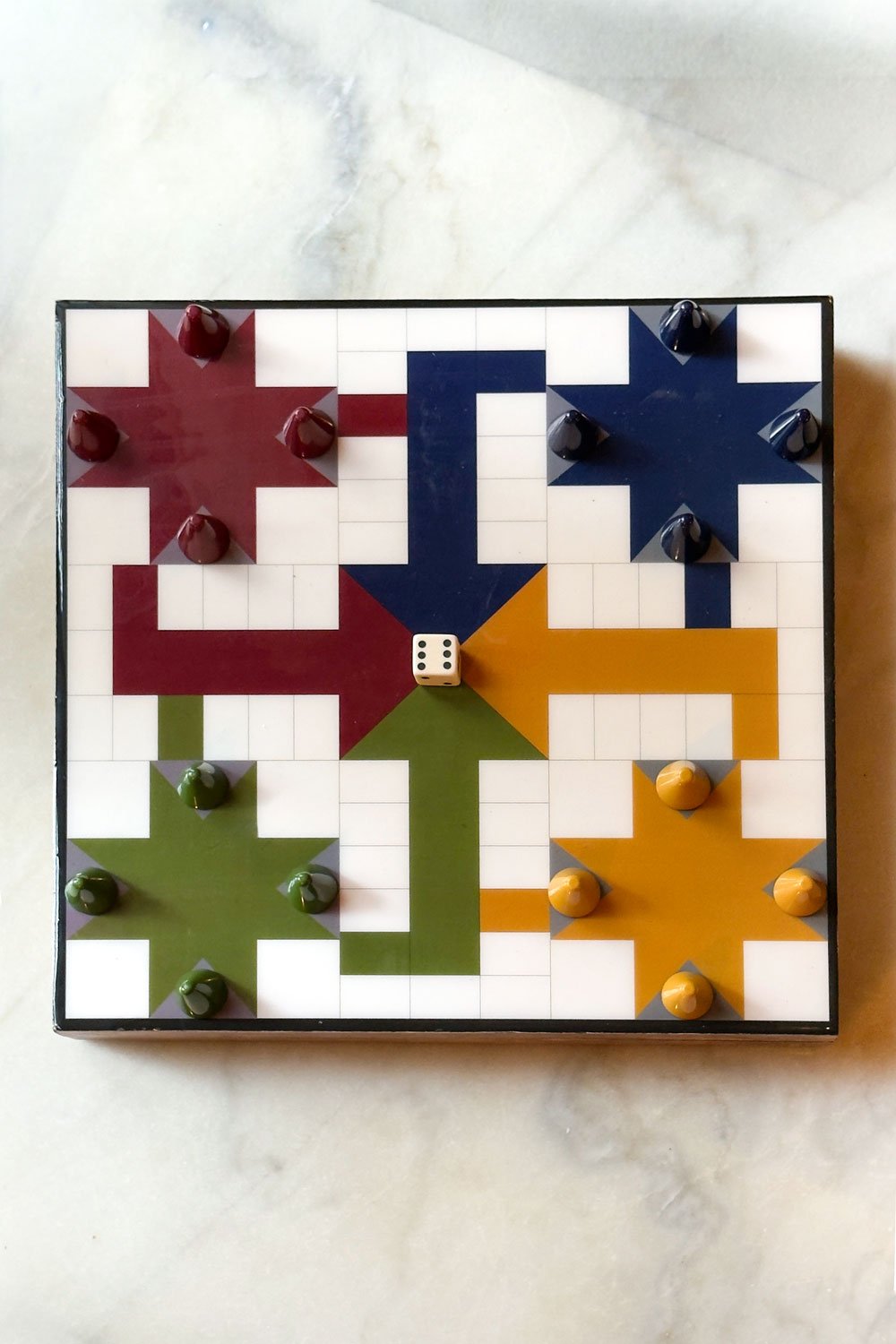 Detalle Diseño Parchís De Resina Con Efecto Laqueado Cristina Oria 