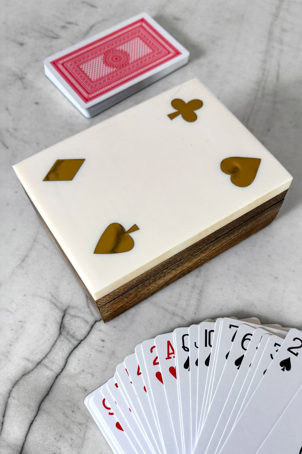 Detalle Juego De Cartas En Caja De Madera & Resina Blanca Cristina Oria 