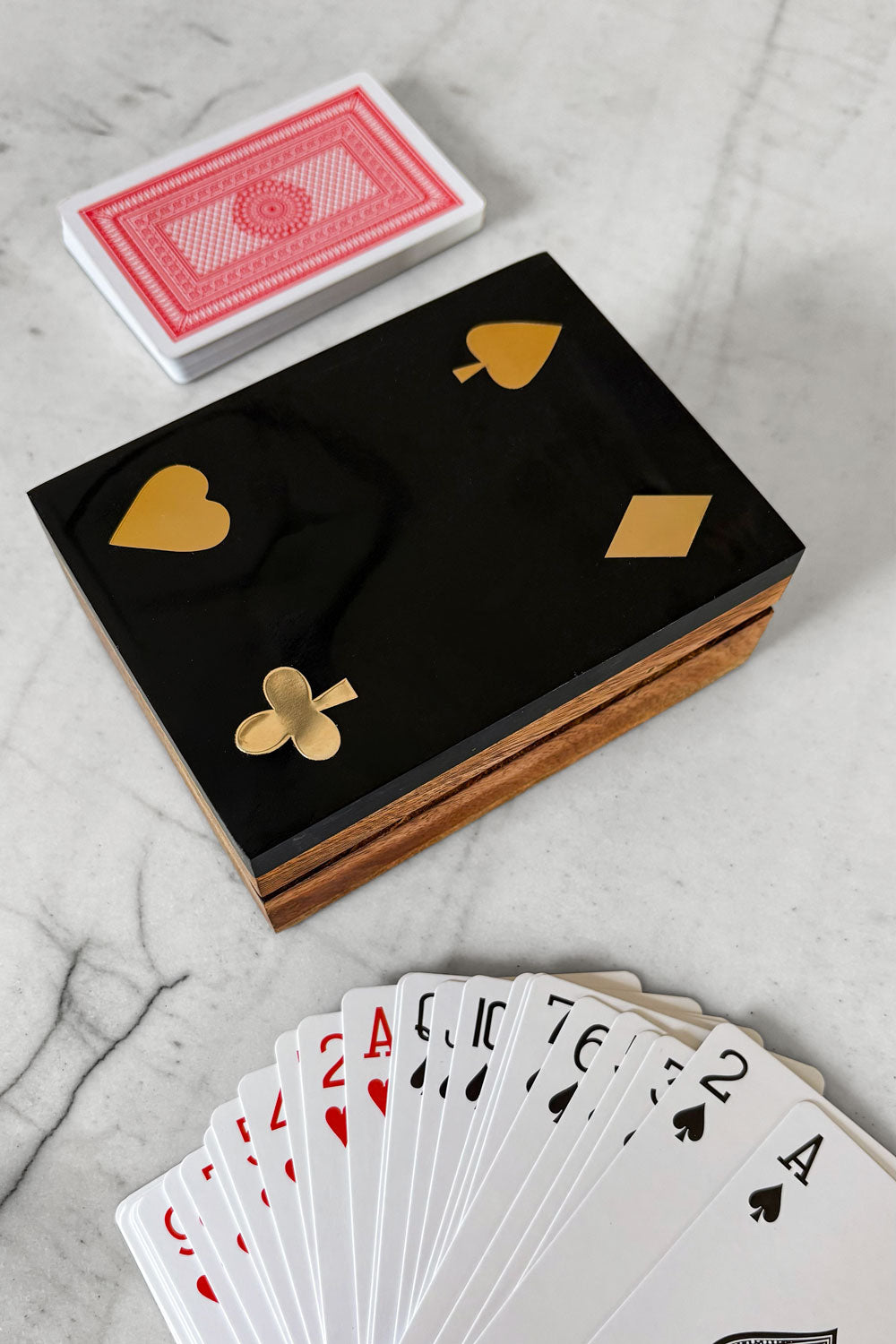 Detalle Juego De Cartas En Caja De Madera & Resina Negra Cristina Oria 