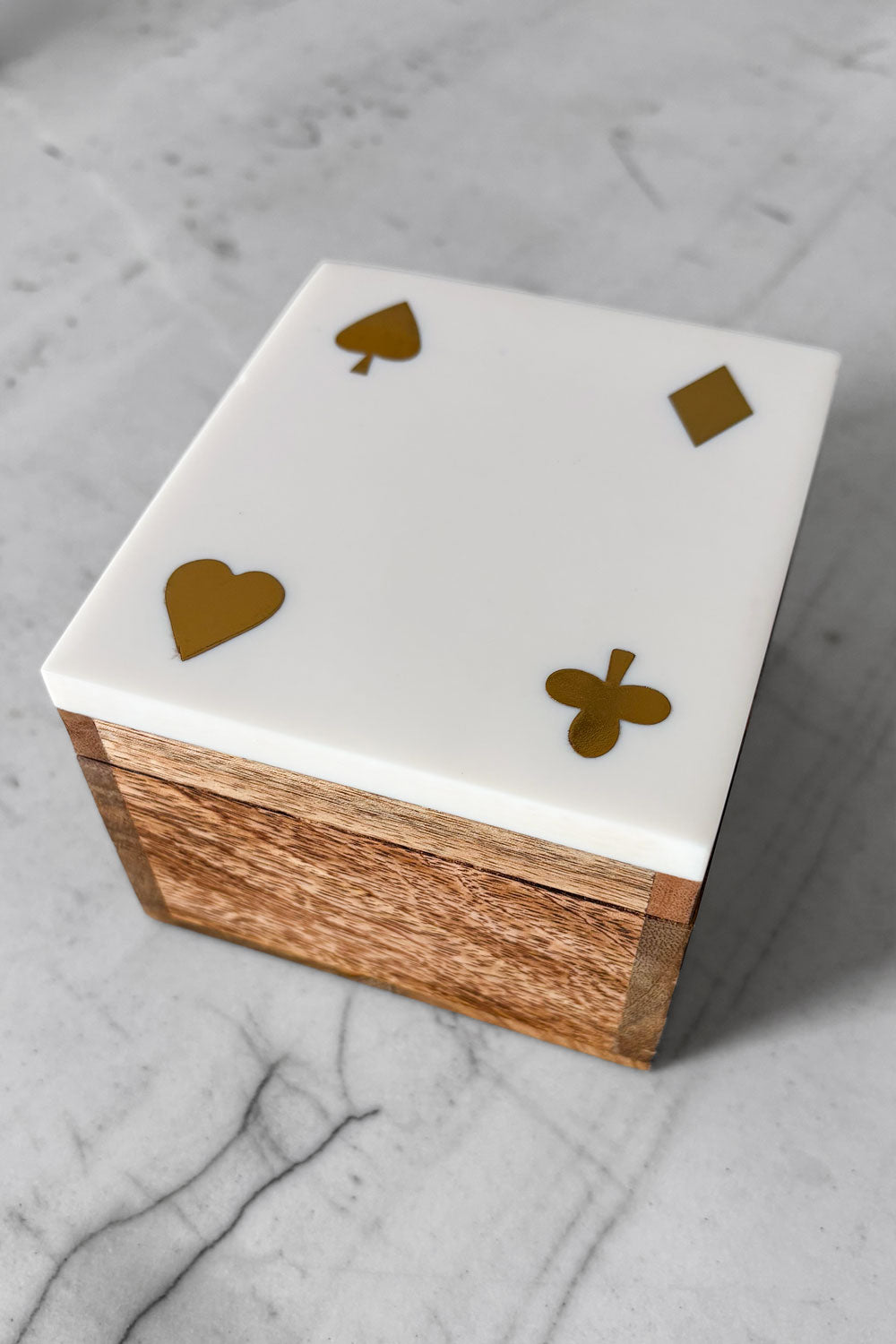 Detalle Juego De Cartas & Dados En Caja De Madera & Resina Blanca Cristina Oria 