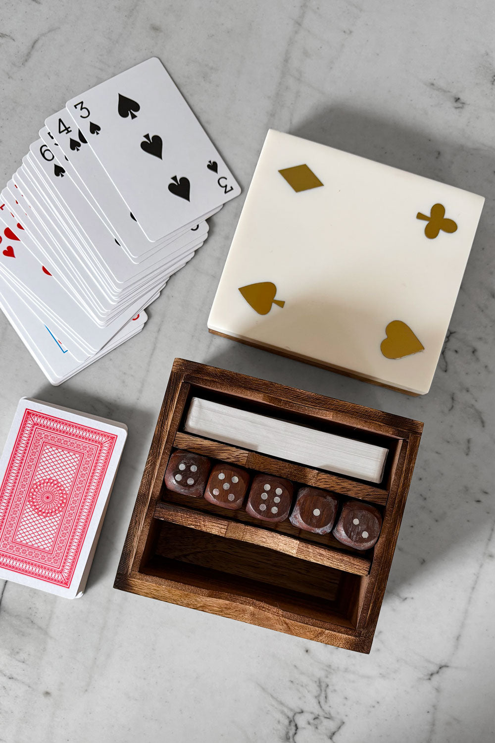 Juego De Cartas & Dados En Caja De Madera & Resina Blanca Cristina Oria 