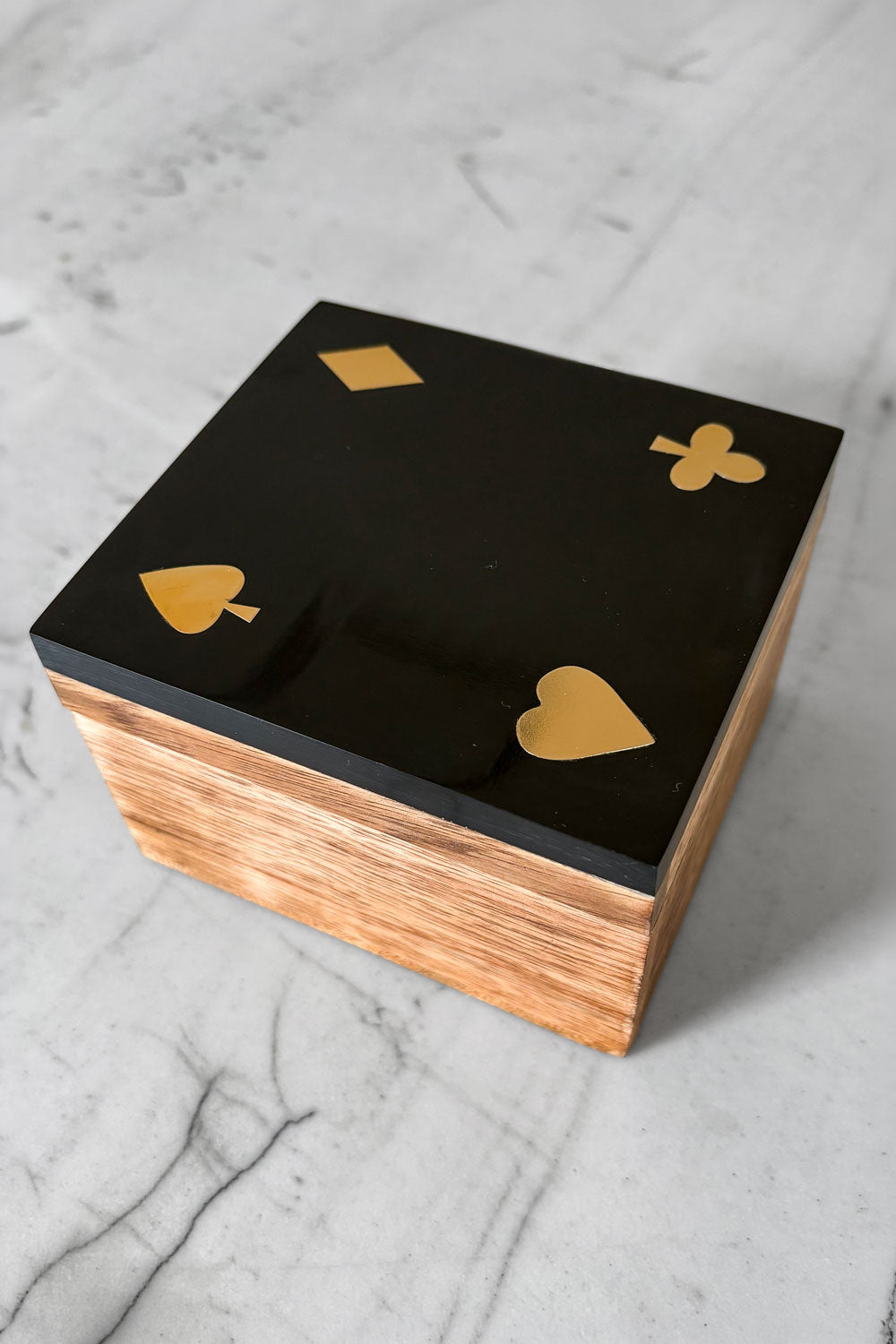 Detalle Juego De Cartas & Dados En Caja De Madera & Resina Negra Cristina Oria 