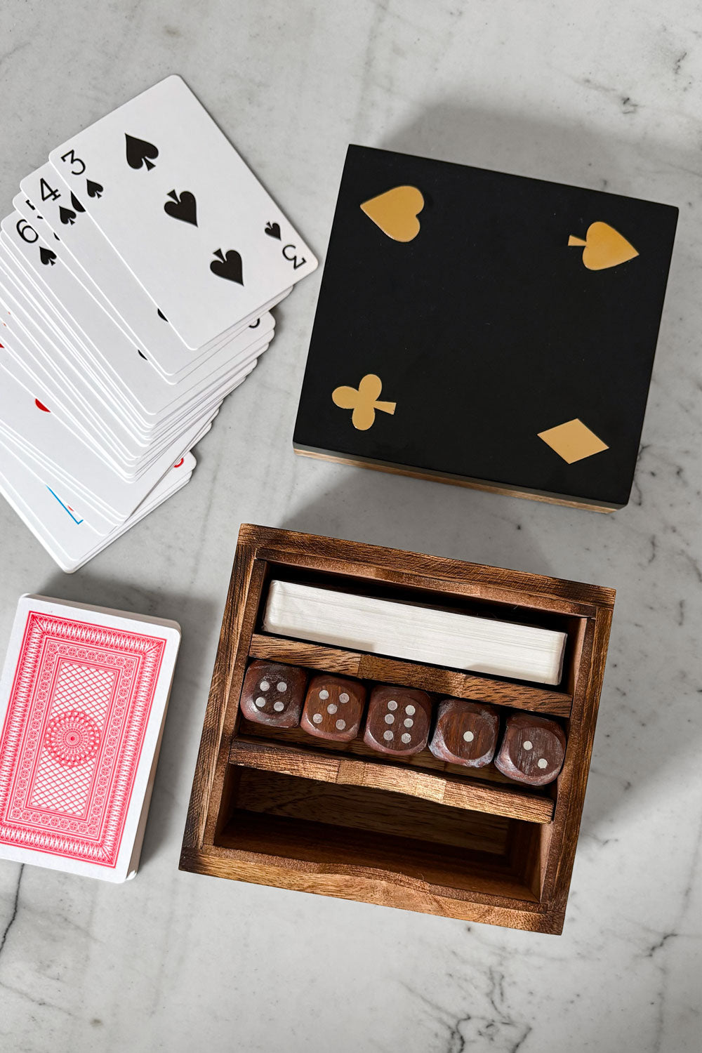 Juego De Cartas & Dados En Caja De Madera & Resina Negra Cristina Oria 
