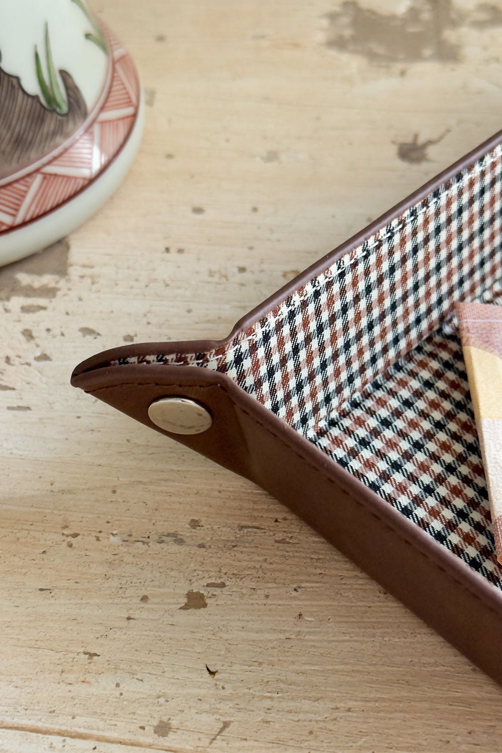 Detalle Bandeja Vaciabolsillos De Piel Con Diseño Pata De Gallo Cristina Oria 