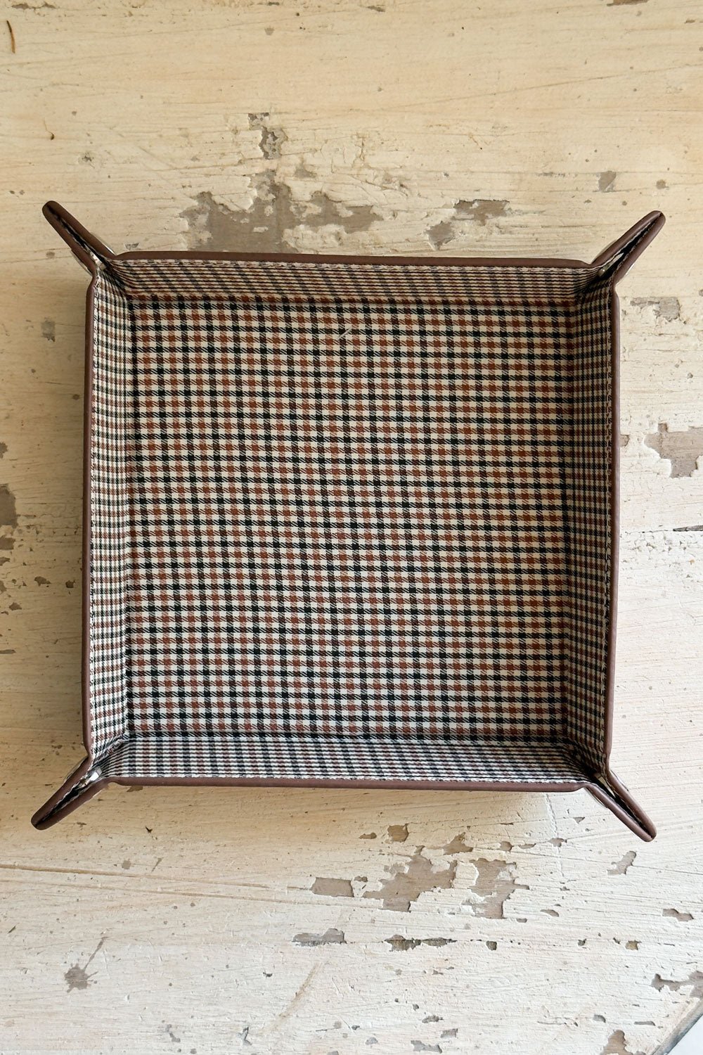 Detalle Interior Bandeja Vaciabolsillos De Piel Con Diseño Pata De Gallo Cristina Oria 