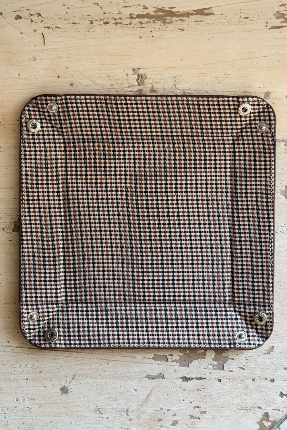 Detalle Abierto Bandeja Vaciabolsillos De Piel Con Diseño Pata De Gallo Cristina Oria 