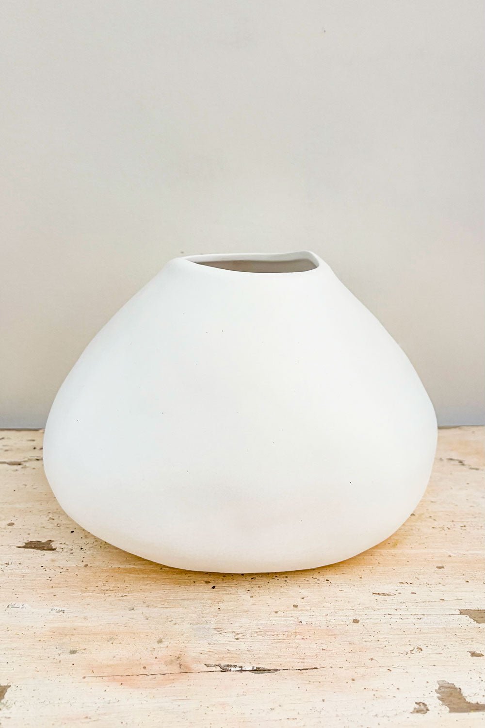 Mesa Jarrón Orgánico De Gres Blanco Mykonos Cristina Oria